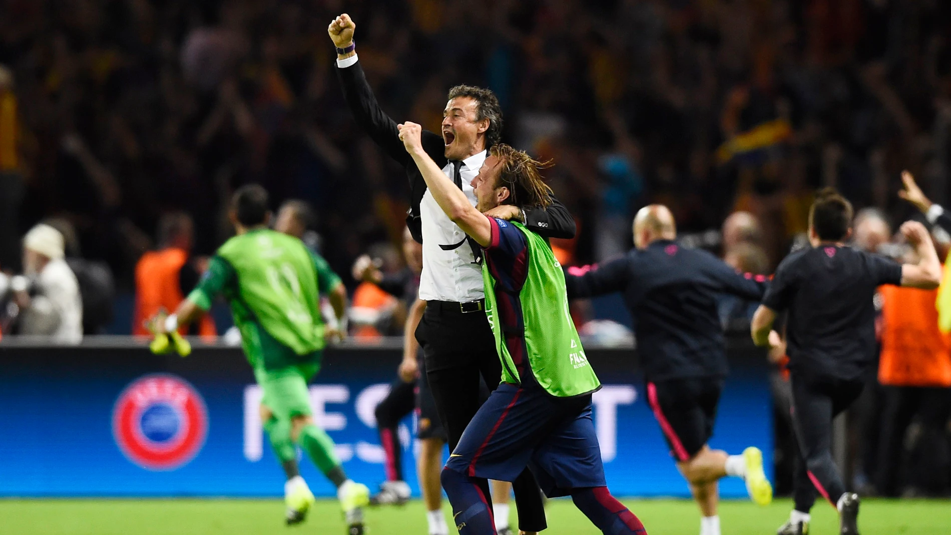 Rakitic y Luis Enrique celebran la Champions que logró el Barcelona en 2015 Rakitic y Luis Enrique celebran la Champions que logró el Barcelona en 2015