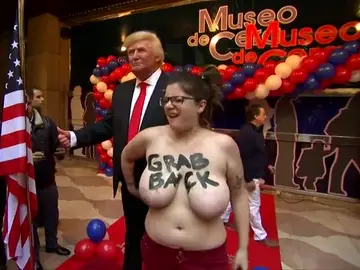 Una feminista irrumpe en la inauguración de la estatua de Trump en el Museo de Cera al grito de 'coged el patriarcado por los huevos' Una feminista irrumpe en la inauguración de la estatua de Trump en el Museo de Cera al grito de 'coged el patriarcado por los huevos'