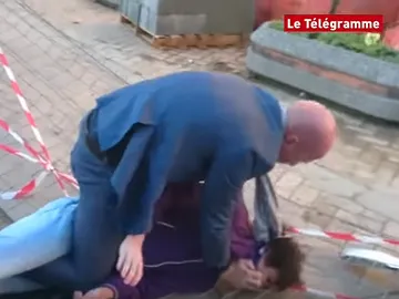 El joven ha sido reducido por los guardaespaldas de Valls El joven ha sido reducido por los guardaespaldas de Valls