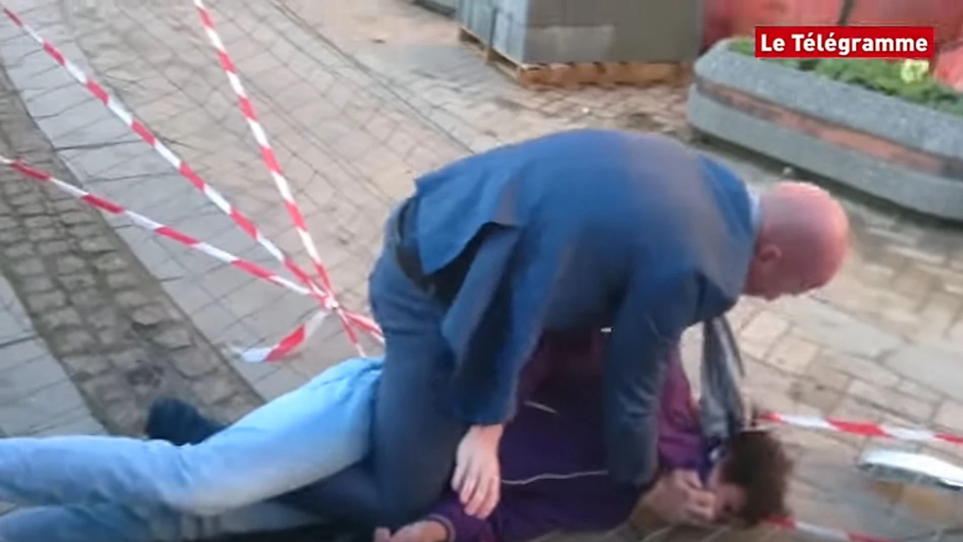 El joven ha sido reducido por los guardaespaldas de Valls El joven ha sido reducido por los guardaespaldas de Valls