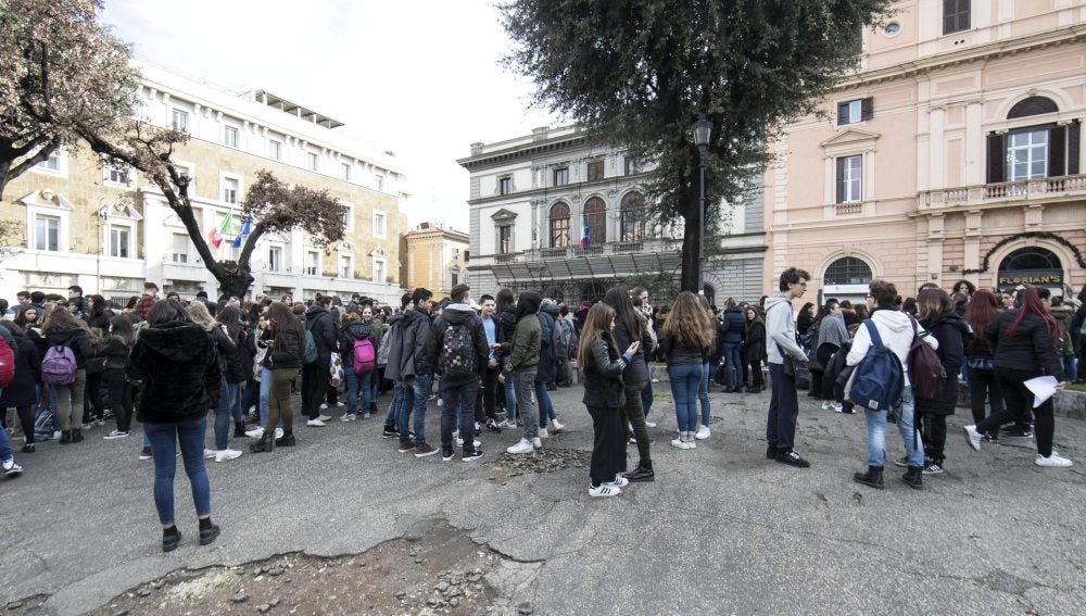 Colegio evacuado en Italia tras el terremoto en Roma
