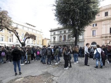 Colegio evacuado en Italia tras el terremoto en Roma Colegio evacuado en Italia tras el terremoto en Roma