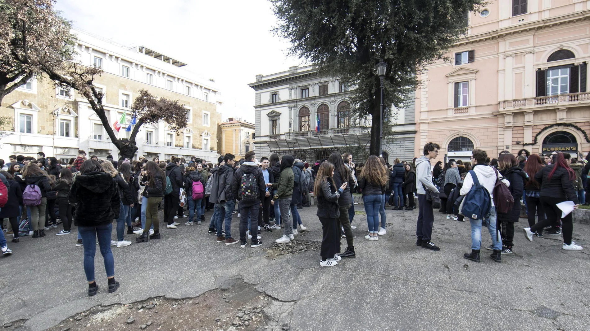 Colegio evacuado en Italia tras el terremoto en Roma Colegio evacuado en Italia tras el terremoto en Roma