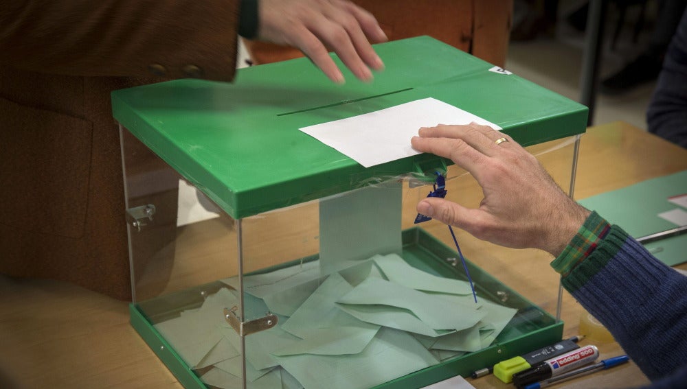 Un ciudadano ejerce su derecho a voto introduciendo la papeleta en la urna
