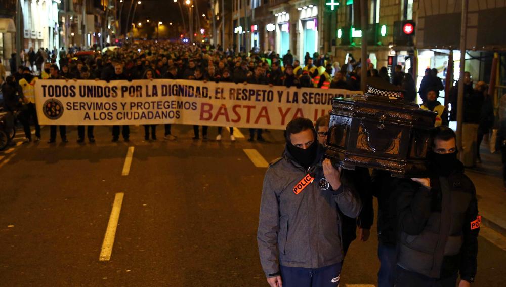 Medio millar de miembros de distintos cuerpos policiales se manifiestan en Barcelona para reivindicar la dignidad policial 