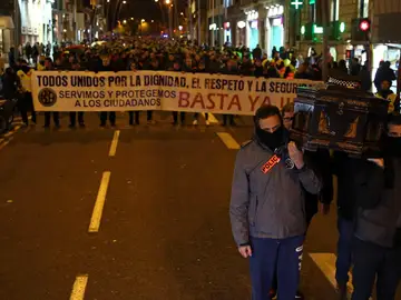 Medio millar de miembros de distintos cuerpos policiales se manifiestan en Barcelona para reivindicar la dignidad policial Medio millar de miembros de distintos cuerpos policiales se manifiestan en Barcelona para reivindicar la dignidad policial