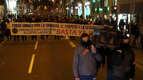 Medio millar de miembros de distintos cuerpos policiales se manifiestan en Barcelona para reivindicar la dignidad policial Medio millar de miembros de distintos cuerpos policiales se manifiestan en Barcelona para reivindicar la dignidad policial