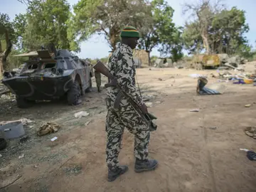 Un soldado maliense en un campamento militar arrasado en un ataque Un soldado maliense en un campamento militar arrasado en un ataque