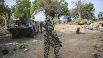 Un soldado maliense en un campamento militar arrasado en un ataque