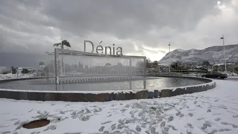 Nieva en Denia (18-01-2017) El cartel de entrada a Denia (Alicante) completamente cubierto de nieve tras la intensa nevada que se ha registrado en la localidad