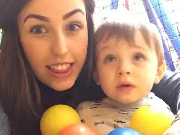 Nicole Duggan y su hijo Riley Nicole Duggan y su hijo Riley