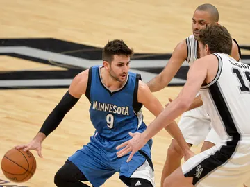 Ricky Rubio, defendido por Tony Parker y Pau Gasol Ricky Rubio, defendido por Tony Parker y Pau Gasol