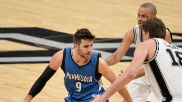 Ricky Rubio, defendido por Tony Parker y Pau Gasol