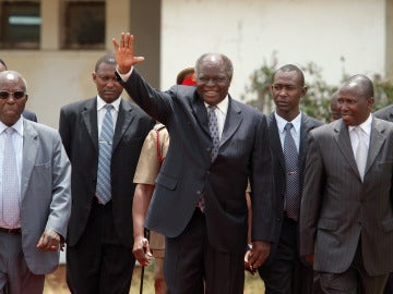 El presidente de Kenia, Mwai Kibaki, junto a otros políticos en Nairobi