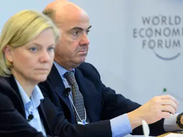 El ministro de Economía, Industria y Competitividad, Luis de Guindos, y la ministra sueca de Finanzas, Magdalena Andresson, participan en una mesa redonda en Davos El ministro de Economía, Industria y Competitividad, Luis de Guindos, y la ministra sueca de Finanzas, Magdalena Andresson, participan en una mesa redonda en Davos