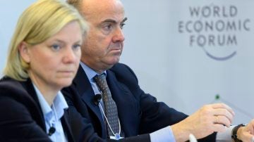 El ministro de Economía, Industria y Competitividad, Luis de Guindos, y la ministra sueca de Finanzas, Magdalena Andresson, participan en una mesa redonda en Davos