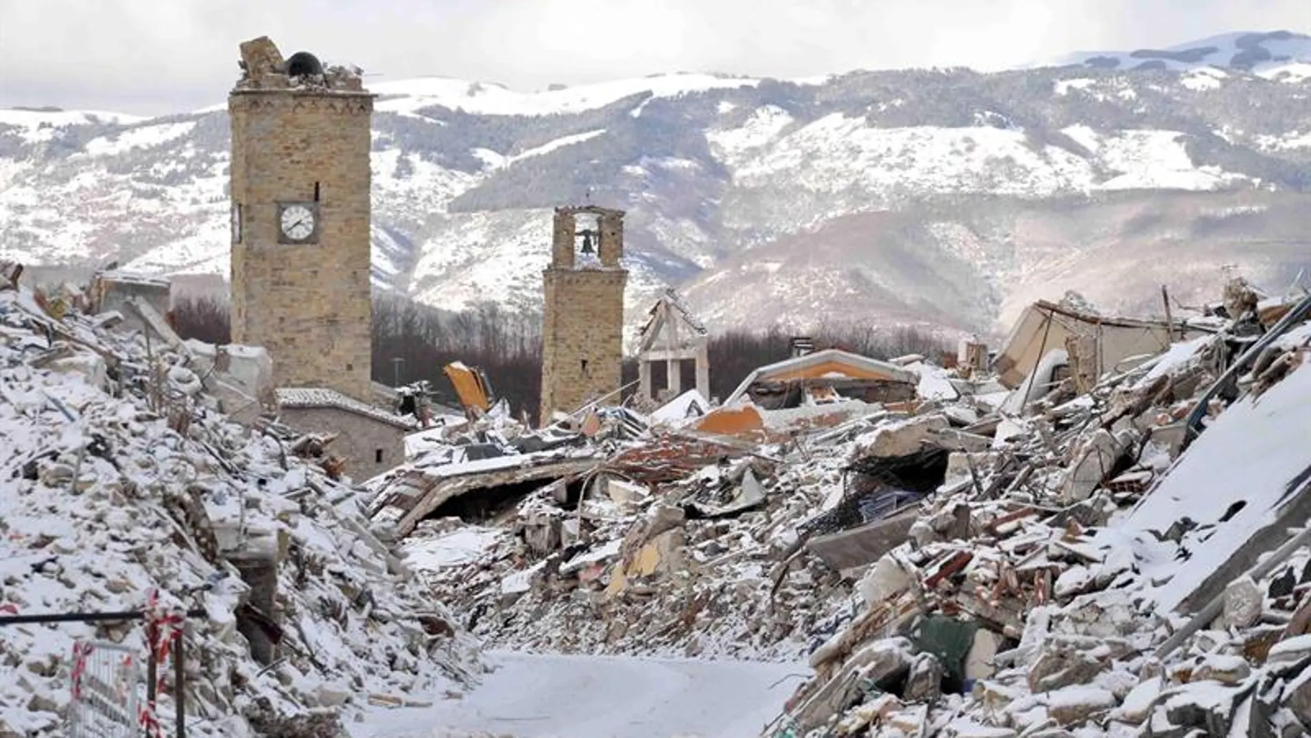 La nieve cubría hace unos días los escombros del último terremoto registrado en Italia La nieve cubría hace unos días los escombros del último terremoto registrado en Italia