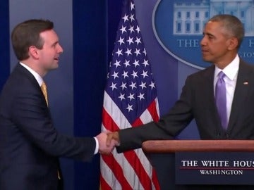 Frame 35.324865 de: Obama sorprende al portavoz de la Casa Blanca en la sala de prensa para agradecer sus servicios