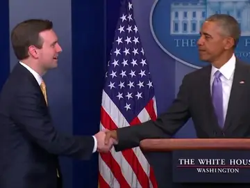 Frame 35.324865 de: Obama sorprende al portavoz de la Casa Blanca en la sala de prensa para agradecer sus servicios Frame 35.324865 de: Obama sorprende al portavoz de la Casa Blanca en la sala de prensa para agradecer sus servicios