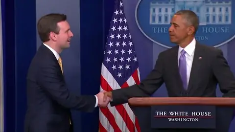 Frame 35.324865 de: Obama sorprende al portavoz de la Casa Blanca en la sala de prensa para agradecer sus servicios Frame 35.324865 de: Obama sorprende al portavoz de la Casa Blanca en la sala de prensa para agradecer sus servicios