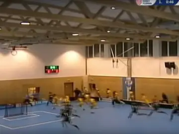 Los deportistas corren antes de que se derrumbe el techo de un pabellón Los deportistas corren antes de que se derrumbe el techo de un pabellón