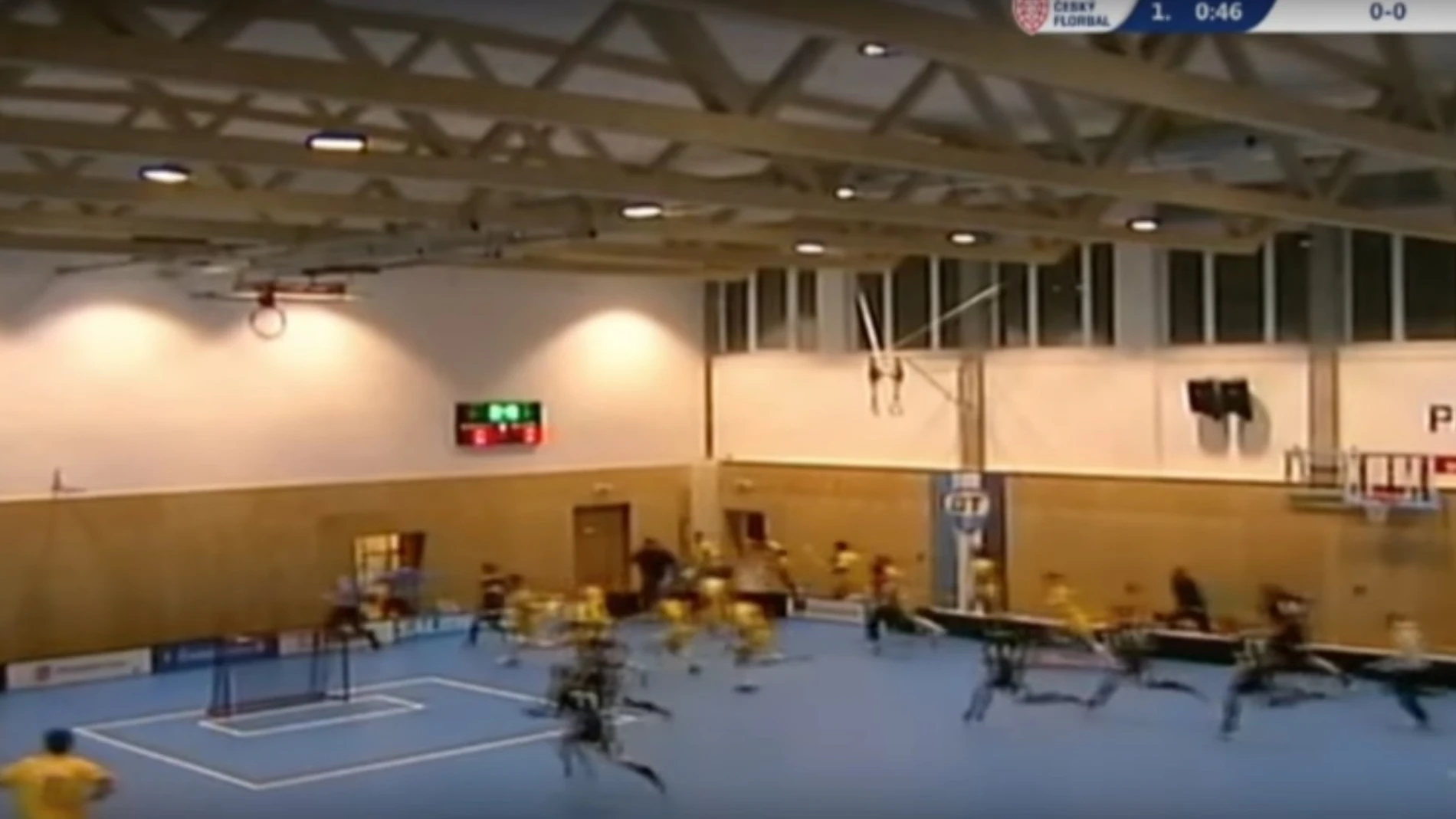 Los deportistas corren antes de que se derrumbe el techo de un pabellón Los deportistas corren antes de que se derrumbe el techo de un pabellón