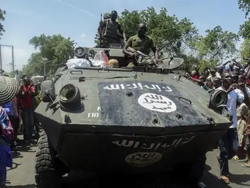 Soldados nigerianos muestran uno de los vehículos armados incautados a los insurgentes de la secta islamista Boko Haram Soldados nigerianos muestran uno de los vehículos armados incautados a los insurgentes de la secta islamista Boko Haram