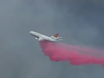 Frame 38.435587 de: El fuego obliga a desalojar viviendas y a usar aviones en las tareas de extinción Frame 38.435587 de: El fuego obliga a desalojar viviendas y a usar aviones en las tareas de extinción