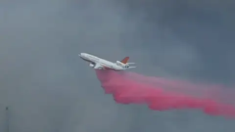 Frame 38.435587 de: El fuego obliga a desalojar viviendas y a usar aviones en las tareas de extinción Frame 38.435587 de: El fuego obliga a desalojar viviendas y a usar aviones en las tareas de extinción