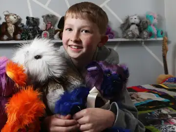 Bumble posa junto a sus peluches Bumble posa junto a sus peluches