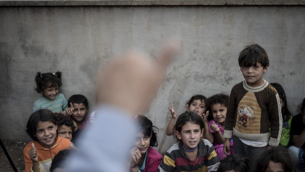 Niños atienden a una clase en un campo de refugiados turco