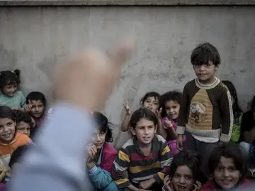 Niños atienden a una clase en un campo de refugiados turco Niños atienden a una clase en un campo de refugiados turco