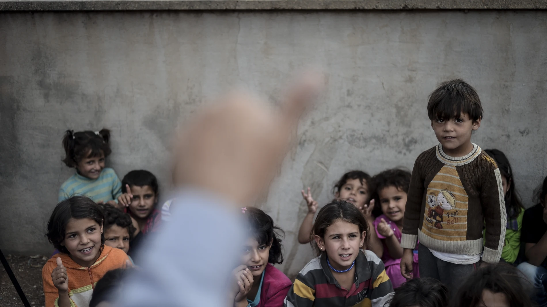 Niños atienden a una clase en un campo de refugiados turco Niños atienden a una clase en un campo de refugiados turco