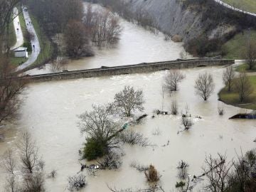 Imagen panorámica del puente viejo de Burlada