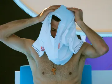 Novak Djokovic se quita la camiseta durante el partido Novak Djokovic se quita la camiseta durante el partido