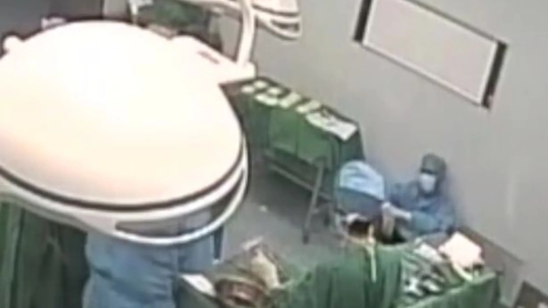 El cirujano Liang Ming intentando reponerse en el quirófano El cirujano Liang Ming intentando reponerse en el quirófano