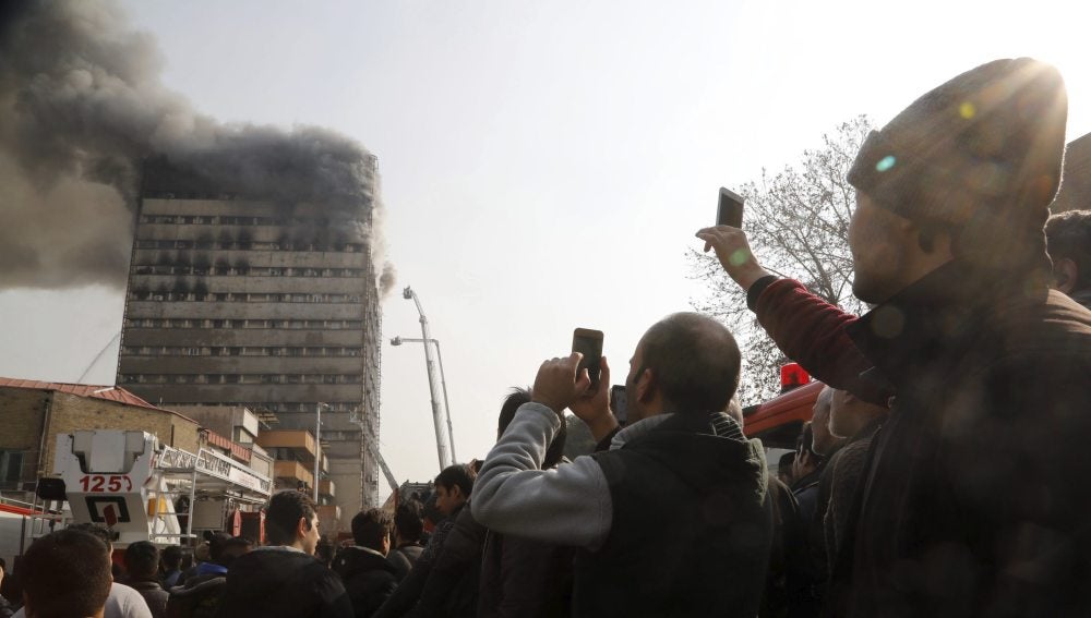 Incendio en el edificio antes de derrumbarse en Teherán