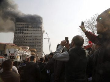 Incendio en el edificio antes de derrumbarse en Teherán