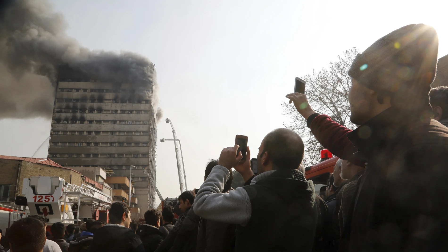 Incendio en el edificio antes de derrumbarse en Teherán Incendio en el edificio antes de derrumbarse en Teherán