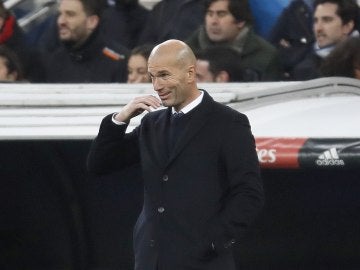 Zinedine Zidane, con cara de circunstancias en la banda