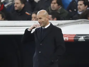 Zinedine Zidane, con cara de circunstancias en la banda Zinedine Zidane, con cara de circunstancias en la banda