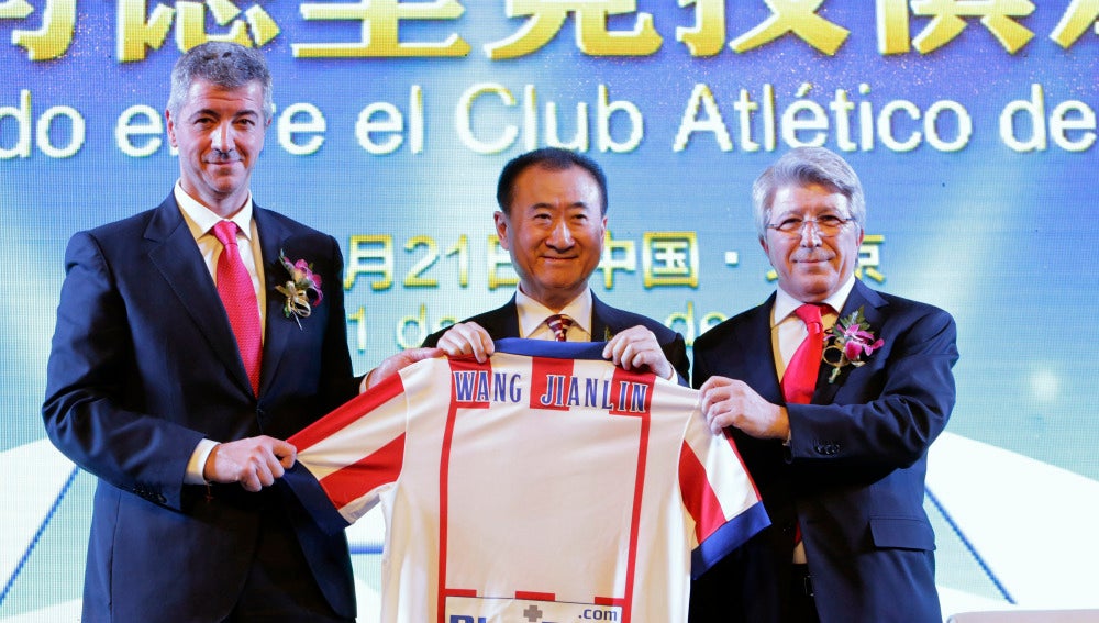 Miguel Ángel Gil y Enrique Cerezo, junto a Wang Jianlin