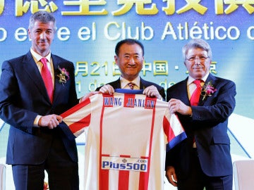 Miguel Ángel Gil y Enrique Cerezo, junto a Wang Jianlin