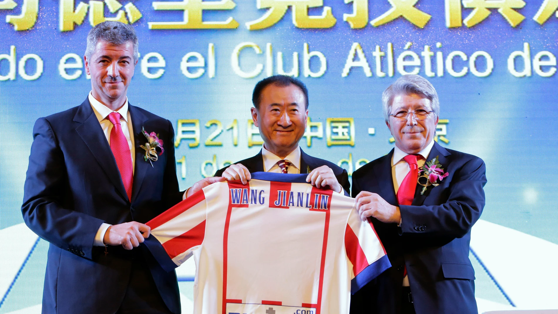 Miguel Ángel Gil y Enrique Cerezo, junto a Wang Jianlin Miguel Ángel Gil y Enrique Cerezo, junto a Wang Jianlin