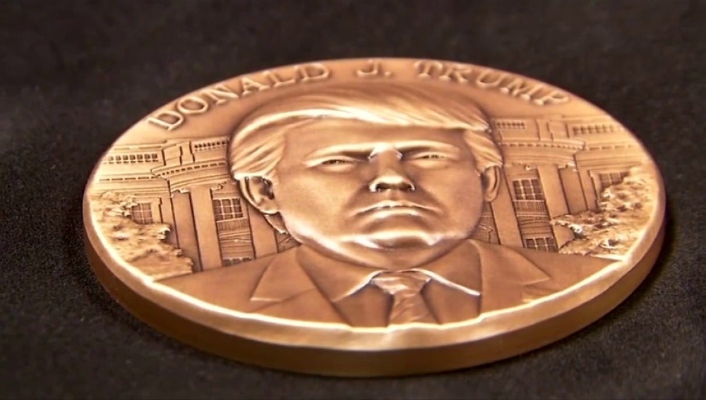 Frame 0.322666 de: Ultiman los detalles del medallón inaugural oficial con la imagen de Donald Trump