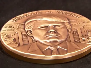 Frame 0.322666 de: Ultiman los detalles del medallón inaugural oficial con la imagen de Donald Trump Frame 0.322666 de: Ultiman los detalles del medallón inaugural oficial con la imagen de Donald Trump