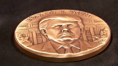 Frame 0.322666 de: Ultiman los detalles del medallón inaugural oficial con la imagen de Donald Trump Frame 0.322666 de: Ultiman los detalles del medallón inaugural oficial con la imagen de Donald Trump