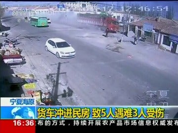 Frame 1.881181 de: Un camión pierde el control y arrasa varias casas a toda velocidad, en China