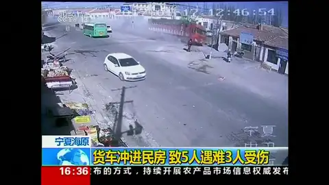 Frame 1.881181 de: Un camión pierde el control y arrasa varias casas a toda velocidad, en China Frame 1.881181 de: Un camión pierde el control y arrasa varias casas a toda velocidad, en China