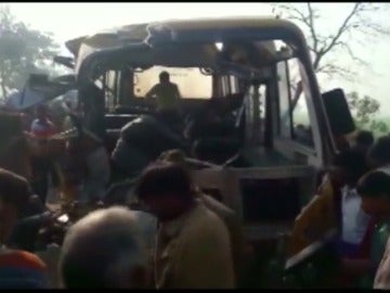Frame 1.629631 de: Una colisión entre un autobús escolar y un camión deja 15 niños muertos en India